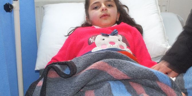 Başına Kar Kütlesi Düşen Kız Çocuğu Ölümden Döndü