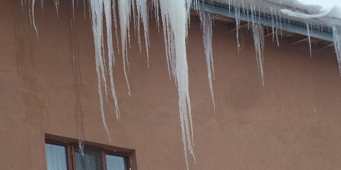 Çatılardan Sarkan Buz Kütleleri Tehlike Saçıyor