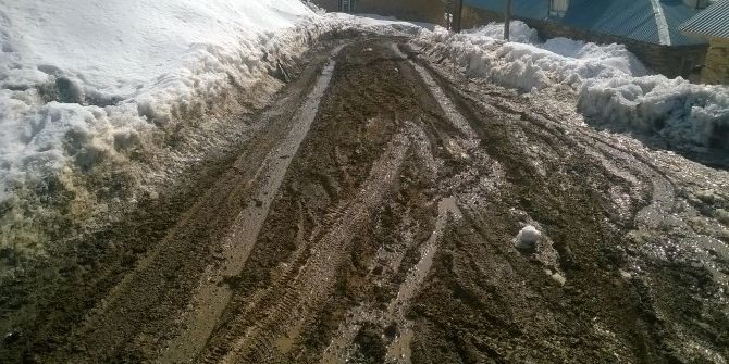 Mahalle Sakinleri Yollarının Onarılmasını İstiyor