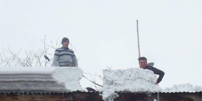 Çatılarda Tehlikeli Kar Temizliği
