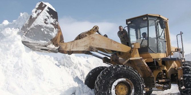 Kepçe Operatörlerinin Zorlu Kış Mesaisi