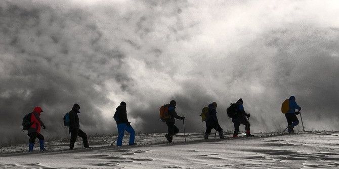 2800 Rakımlı Şivekür Tepesi’ne Zorlu Tırmanış
