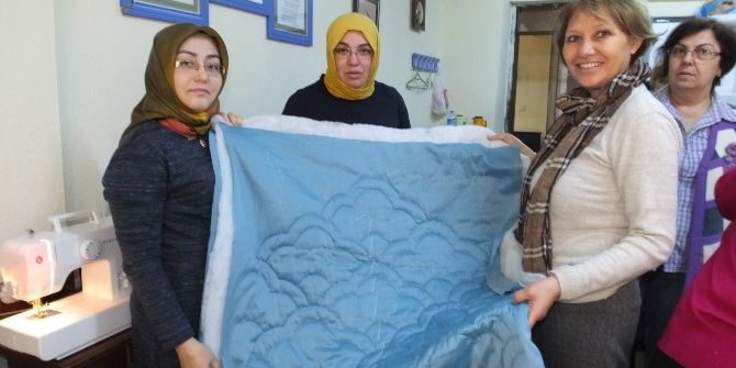 Burhaniye’ De Kadınlar Kırkyamaya Merak Sardı