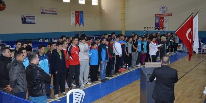 Gençler Kız-erkek Masa Tenisi Grup Müsabakaları Devam Ediyor