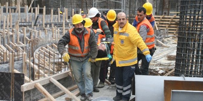 İnşaatın İskelesinden Düşen 2 İşçi Yaralandı