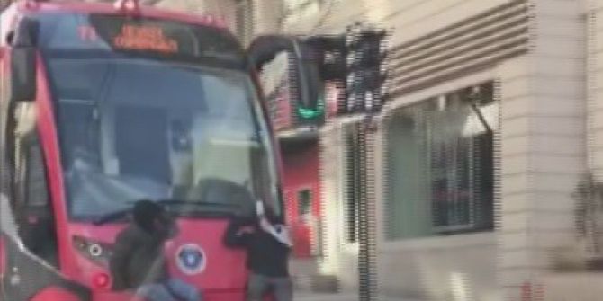 Tramvayın Arkasında Yolculuk Yürekleri Ağızlara Getirdi