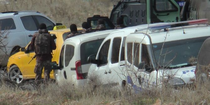 Cezaevi Firarisi, Eşi Ve Çocuklarını 17 Saattir Rehin Tutuyor