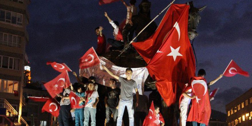 Halk, Meydanları Doldurup Hainlere Mesaj Verdi
