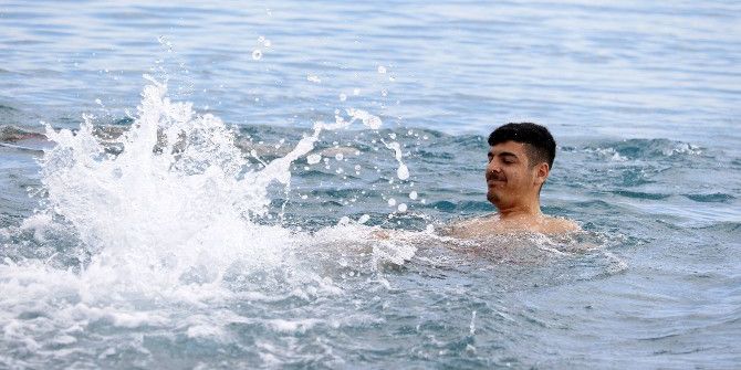 Antalya’da Kış Güneşinde Deniz Keyfi