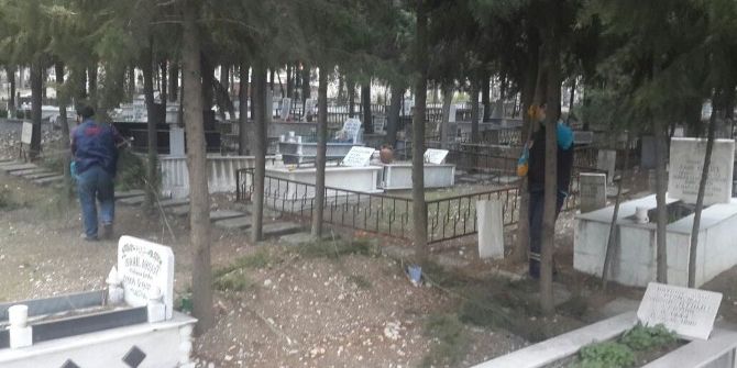 Manisa’daki Mezarlıklar Bakıma Alındı