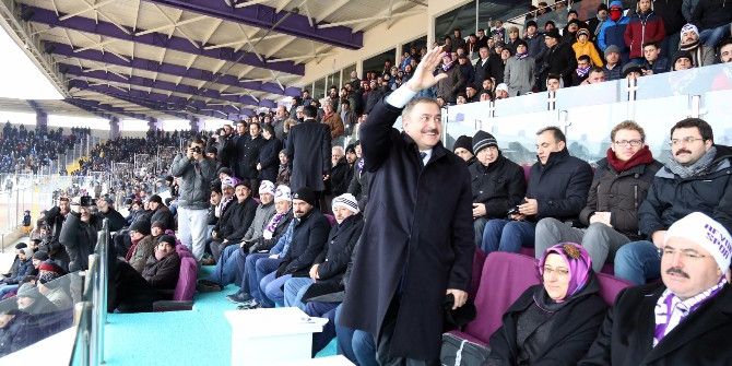 Bakan Eroğlu’nun Gol Sevinci Kamerada