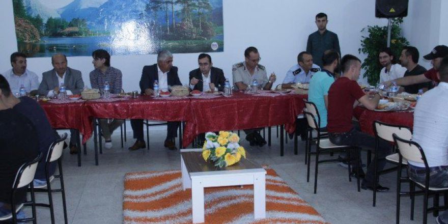 Sorgun Belediye Başkanı Ahmet Şimşek, Demokrasi Mücadelesine Katılanlara Yemek İkramında Bulundu