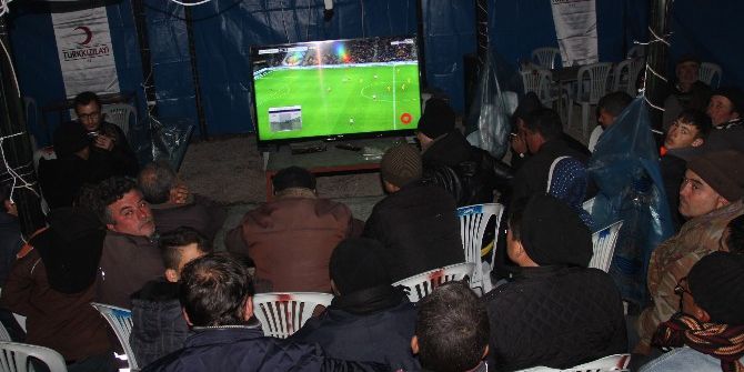 Deprem Çadırında Maç İzleyip Moral Buluyorlar