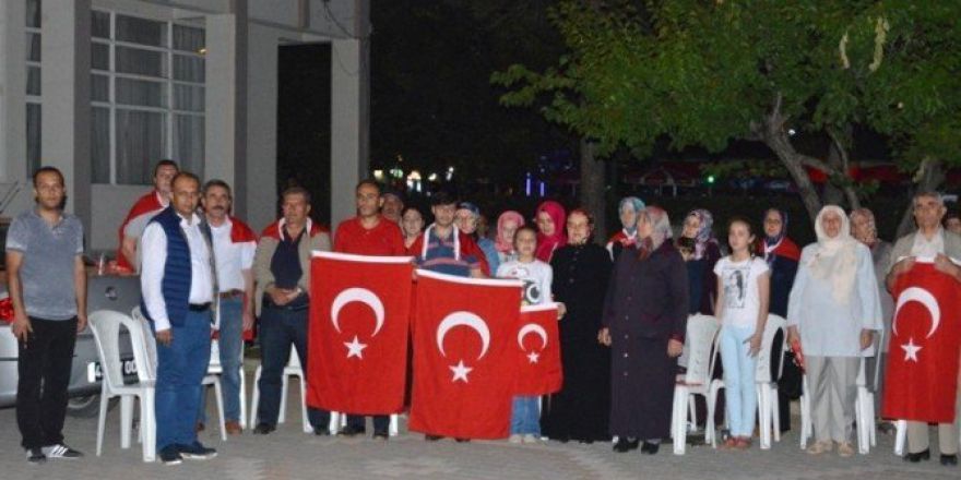Gediz’de Her Akşam Demokrasi Nöbeti