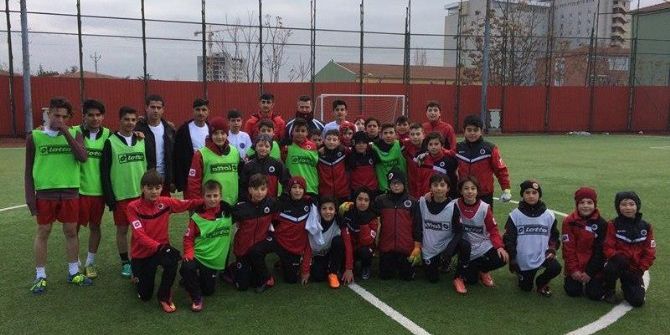 Beytüşşebaplı Öğrenciler Gençlerbirliği İçin Ter Döktü