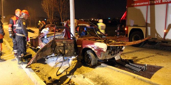 Hurdaya Dönen Araçta Sıkışan 2 Kişiden 1’i Yaşamını Yitirdi