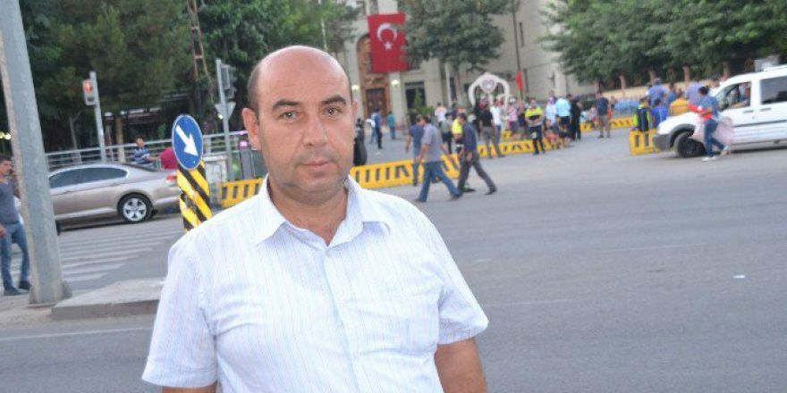 Kirpinin Geçişini, Önüne Yatarak Engelledi