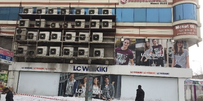 Çatılarda Biriken Kar Tehlike Oluşturuyor