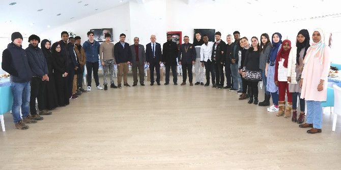 Rektör Karacabey, Yabancı Uyruklu Öğrencilerle Bir Araya Geldi