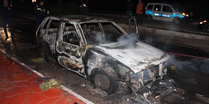 Bir Anda Alev Alan Otomobil Küle Döndü