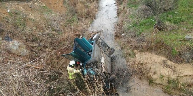 Otomobil Dereye Uçtu