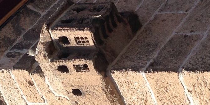 Cami Duvarında Bulunan Kuş Evi Büyük İlgi Görüyor