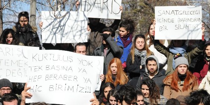 Üniversite Öğrencilerinden İhraç Edilen Akademisyenlere Destek