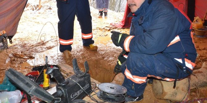 Yavru Köpeği Kurtarma Çalışmaları Kar Altında Devam Ediyor