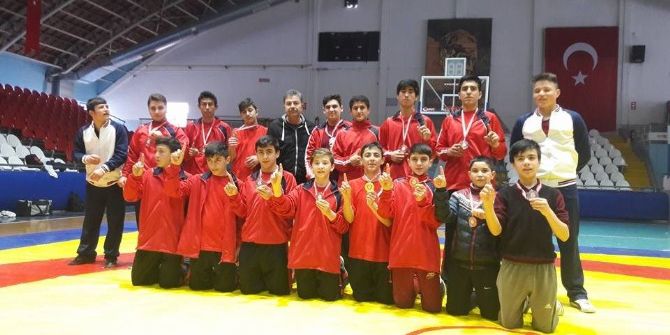 Salihli İmam Hatip Lisesi Güreşte İl Şampiyonu Oldu