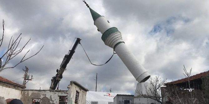 Hasarlı Caminin Minaresi Yıkıldı