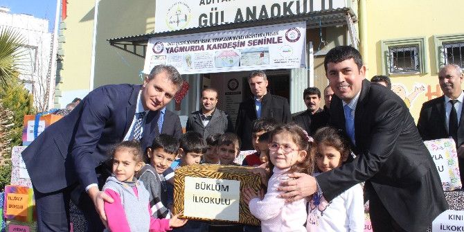 Minik Öğrenciler Köy Okullarındaki Öğrencilere Oyuncak Gönderdi