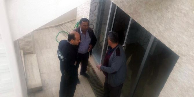 Cami Tuvaletinde Kilitli Kalan Vatandaşı Polis Kurtardı