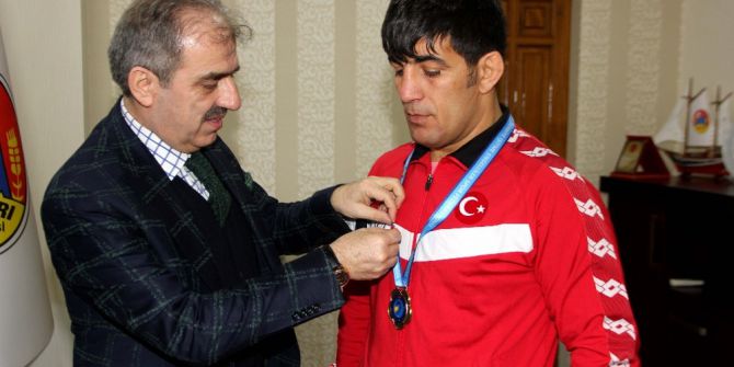 Şampiyon Güreşçi Başarıya Doymuyor