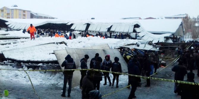 Ağrı’da Pazarın Çatısı Çöktü