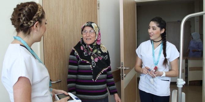 İkiz Kız Kardeşler Aynı Hastanede Hemşirelik Yapıyor