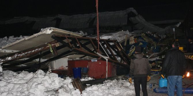 Ağrı’da Çatısı Çöken Pazarda Enkaz Kaldırma Çalışmaları Sürüyor
