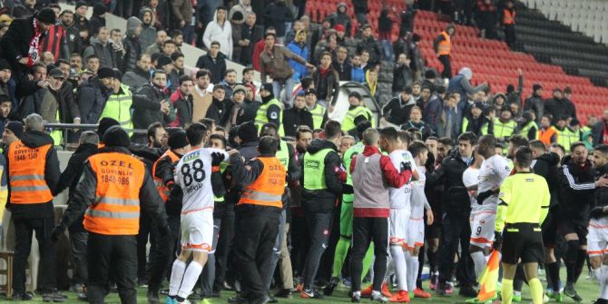 Gaziantep Arena’da Tribünler Karıştı