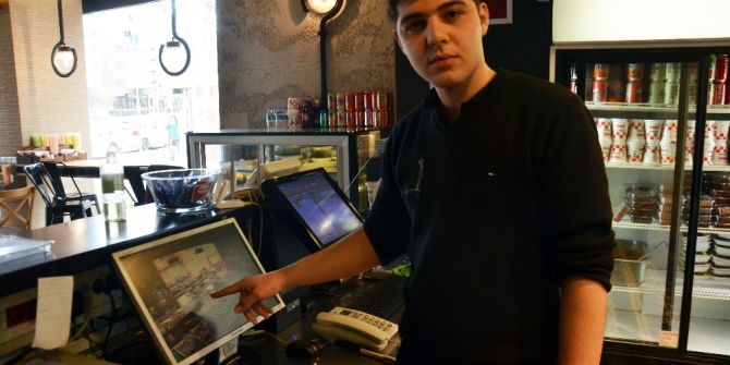 Çay İkram Ettiler, Monitörü Çaldı