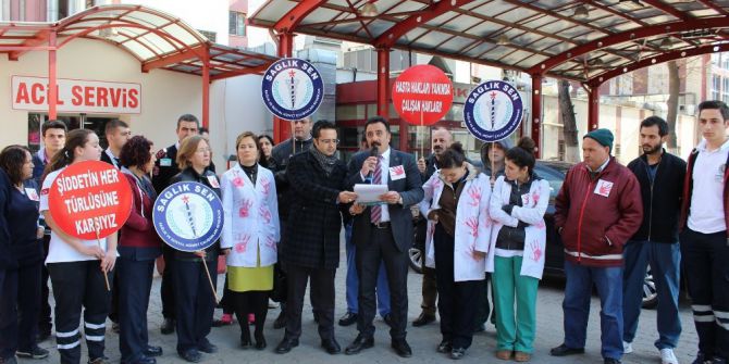Sağlıkçılar Şiddeti Protesto Etti