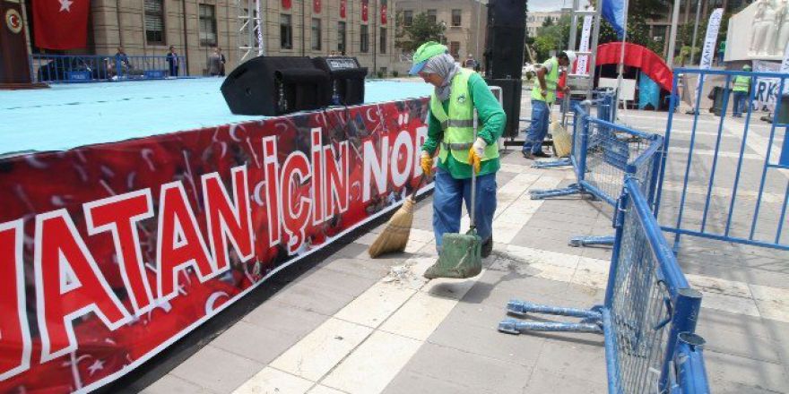 Odunpazarı Belediyesi, Vilayet Meydanını Demokrasi Nöbetlerine Tertemiz Hazırlıyor