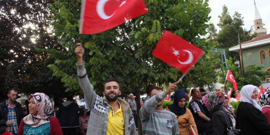 Pazaryeri Halkı Darbe Girişimine Tepki Gösterdi