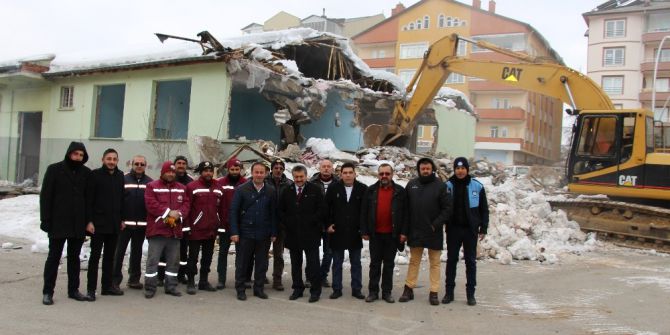 Seydişehir’de Eski Sağlık Meslek Lisesi Binasının Yıkımına Başlandı