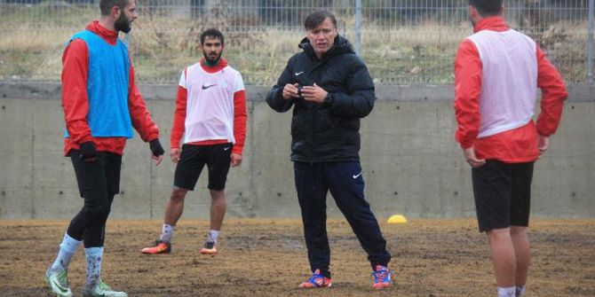 Karşıyaka’da Turgut Uçar İle Yollar Ayrıldı