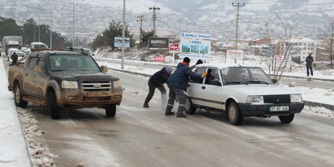 Çan’da Tepeköy Rampası Buz Pistine Dönüştü