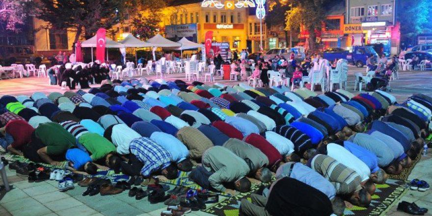 Demokrasi Nöbetinde Namaz Kıldılar