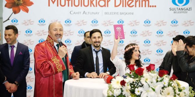 Sevgililer Günü’nde 10 Çift Buz Pistinde Hayatlarını Birleştirdi