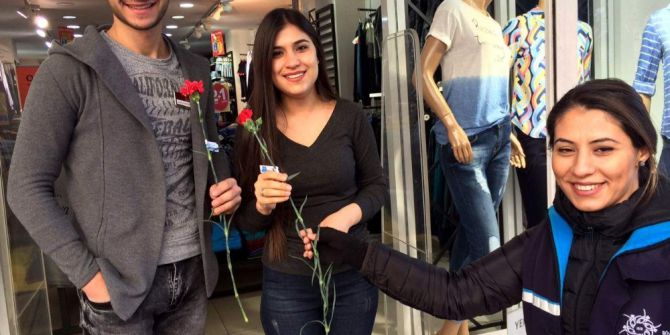 Büyükşehir Sevgililer Günü’nde Karanfil Dağıttı