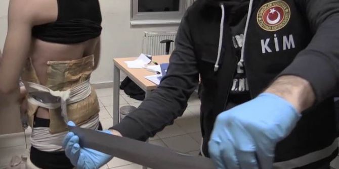 Uyuşturucuyu Vücutlarına Sardılar Ama Yakalanmaktan Kurtulamadılar