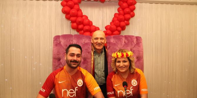 Sevgililer Gününde Galatasaray Formaları Giyip Dünya Evine Girdiler