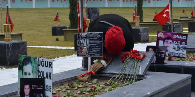 Onlar Sevgilerini Toprağın İçine Gömdüler